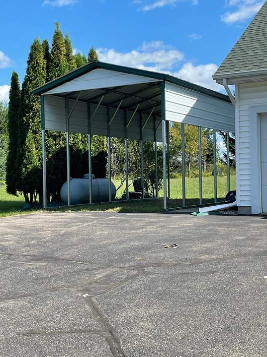 RV port with vertical roof